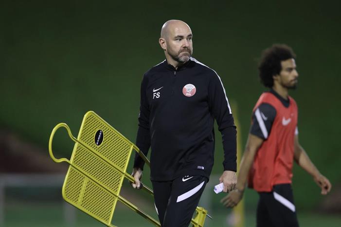 مدرب قطر يحسم مستقبله بعد توديع المونديال 1664279561