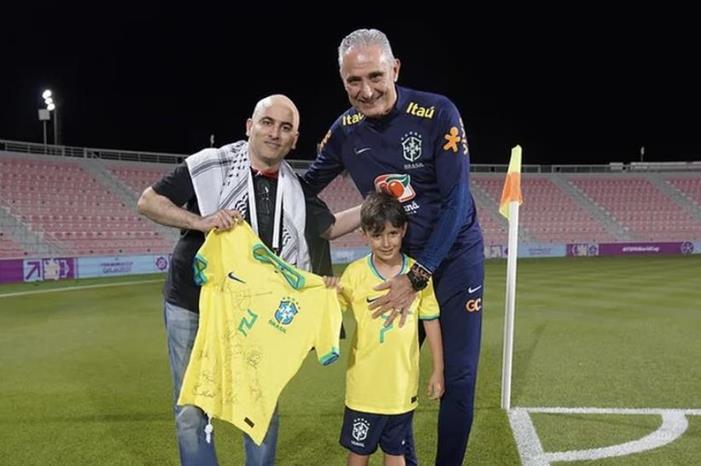 بعد أن بحث عنه .. تيتي يكرم مشجع أردني لمساعدة حفيده Fiwio7lXEAABOSi