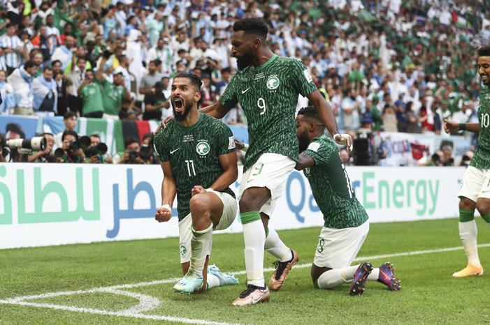 ضربة قاسية للمنتخب السعودي قبل المباراة ! 107155520-gettyimages-1244988781-ama_argentina_saudiarabia_jw_69