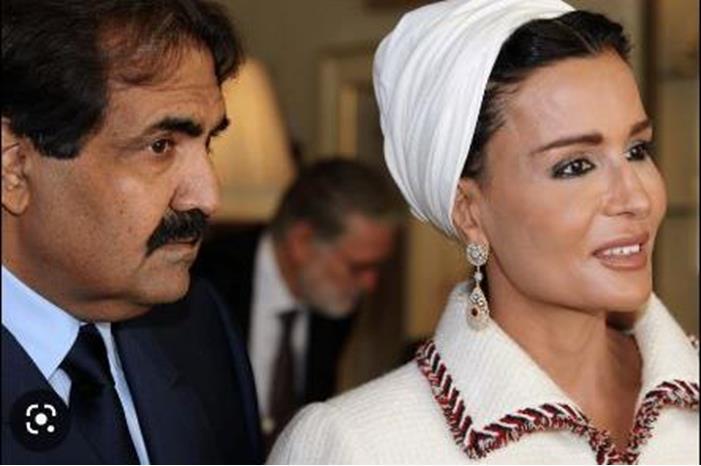 شاهد : صورة الشيخ حمد والشيخة موزا  بمباراة السعودية تلهب مواقع التواصل ffff