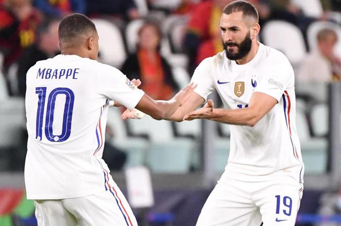 شكوك كبيرة حول منتخب فرنسا المحاط بالمشاكل قبل كأس العالم Kylian-Mbappe-and-Karim-Benzema