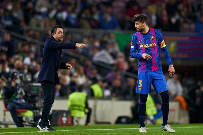 تشافي يدفع بيكيه لقرار صعب 1371146155