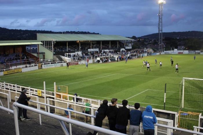 لاعب يدخل العناية المركزة بعد اصطدامه بلوحة إعلانات twerton-park