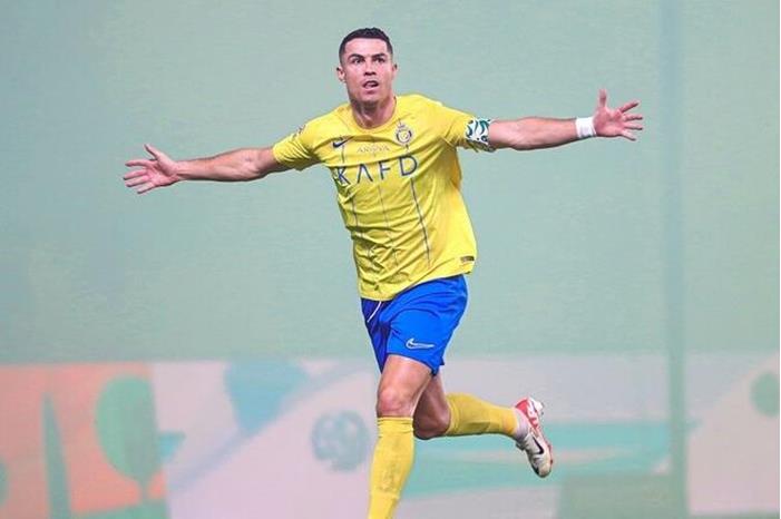 شاهد.. رونالدو يتلقى هدية على طبق من ذهب من لاعب الوحدة 654fd8fa4c59b716ad17ee56