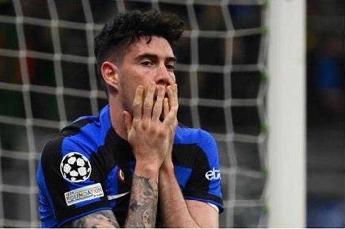 مدافع روما بديل باستوني في قائمة إيطاليا اغاغاغا