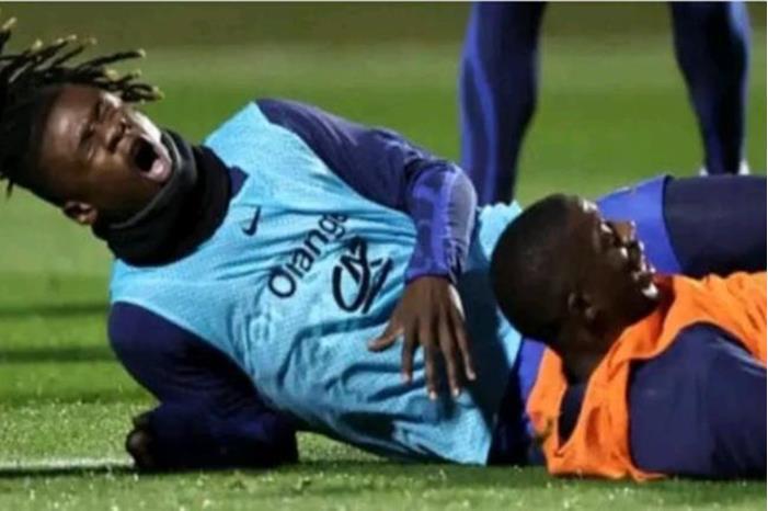 كامافينغا يترك تدريبات فرنسا بعد تعرضه للإصابة من قبل زميله ديمبيلي (فيديو) 65553e70423604242d502184