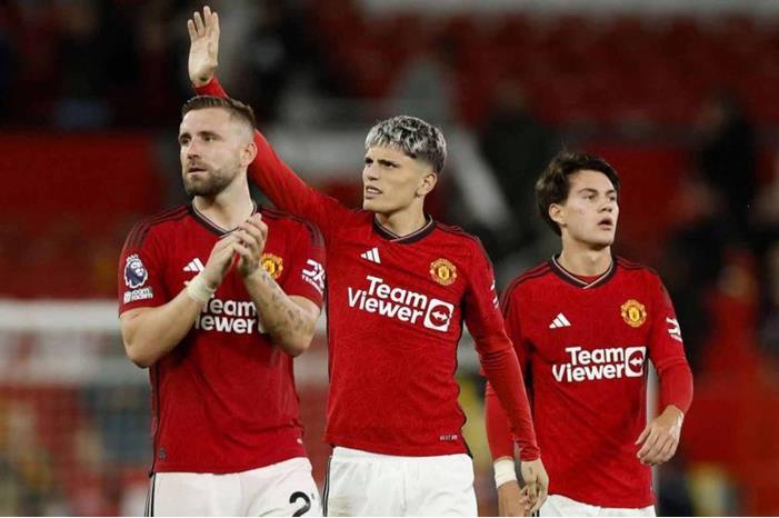 يونايتد يواصل زحفه نحو القمة باكتساح إيفرتون unieted