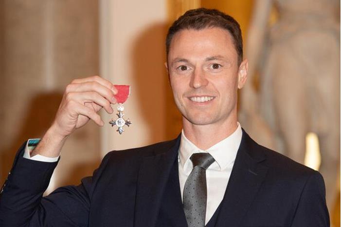 مدافع مانشستر يونايتد يحصل على وسام الإمبراطورية البريطانية 6565be084236040750654971