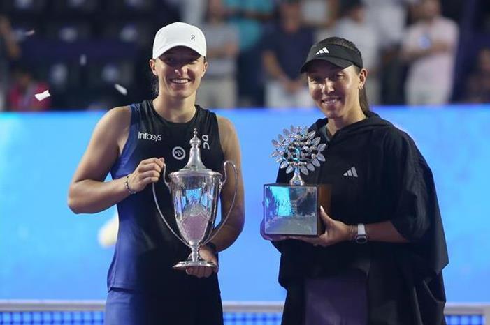 شفيونتيك تتوج بالبطولة الختامية.. وتستعيد الصدارة epa_tennis_2023-11_2023-11-07-10961494_epa
