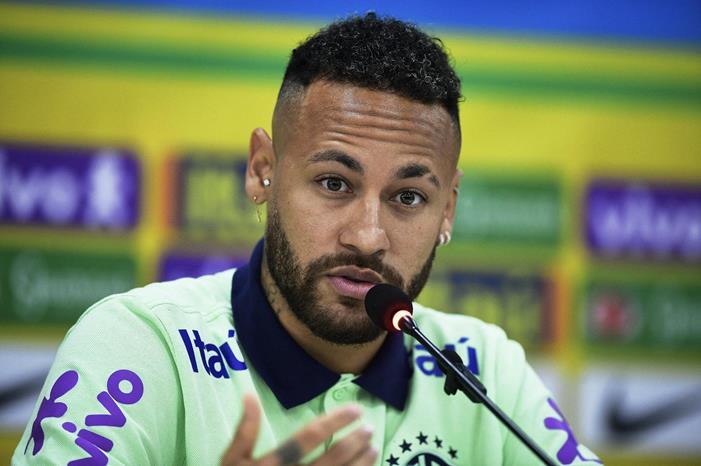 عصابة تقتحم منزل عائلة نيمار لاختطاف طفلته.. فيديو نيمار يقرّ أنه ليس في أفضل حالاته البدنية