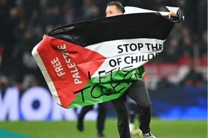 لحظة اقتحام مشجع ملعب مباراة في دوري أبطال أوروبا يرفع علم فلسطين 654c8ec34c59b7441b707bc9