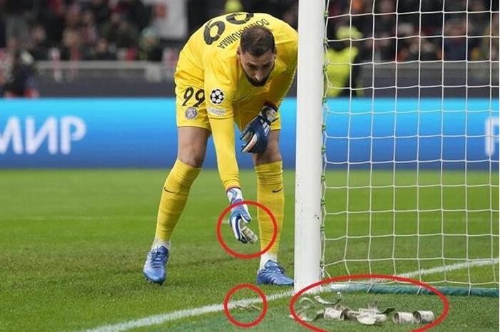 شاهد.. تهاطل أمطار من الدولارات على حارس المرمى دوناروما 654b8e534236045abe2cae79