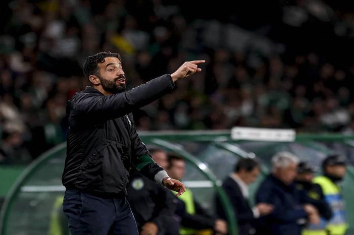 رسالة مثيرة من أموريم لجماهير مانشستر يونايتد 6725d6d542360452e97710c0