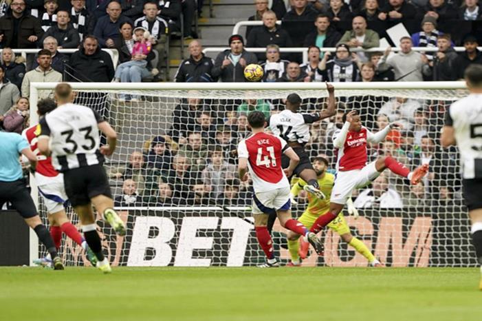 نيوكاسل يسقط أرسنال برأسية إيساك 67263df84c59b71f3144737b