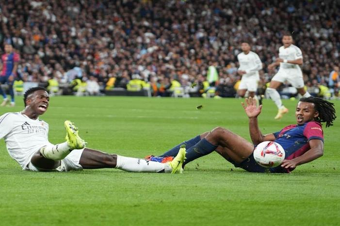 مشجعو برشلونة يهاجمون فينيسيوس بأغنية ساخرة 6728aa244c59b758032a65f6 (1)