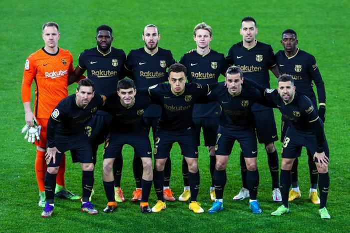 كومان يتلقى نبأ سارة قبل موقعة برشلونة أمام ريال سوسييداد ErYseV-W8AIMjLr