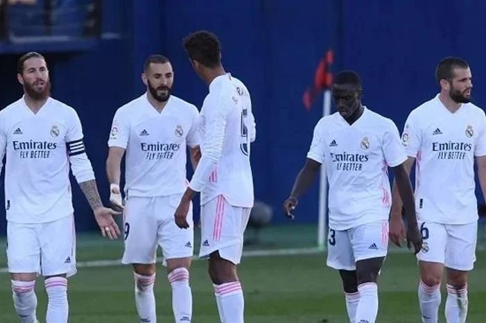 اجتماع حاسم يحدد مستقبل نجم ريال مدريد ريال-مدريد-1