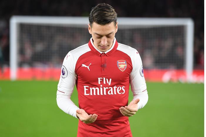 عرض مالي جيد لمسعود أوزيل  ومدربه يعتبره جزء من تاريخ أرسنال mesut-ozil-3