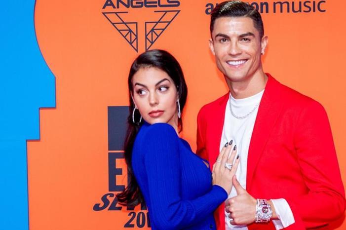 جورجينا تكشف كيف أنقذها رونالدو من برد الشتاء وحرارة الصيف والفقر image