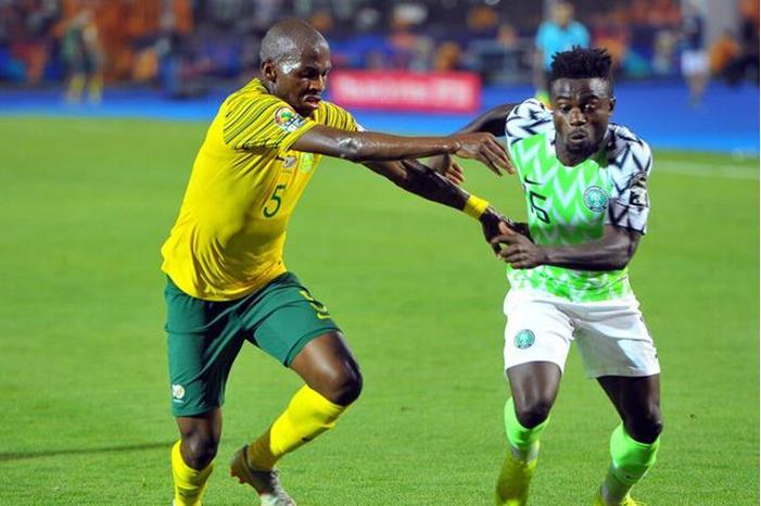 النيجيري سايمون عصى أوامر والده ليصبح لاعب كرة قدم 61dc14ba42360469e2679fc4