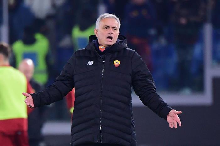 نوبة غضب مورينيو الأخيرة تكشف عن مشاكل في نادي روما