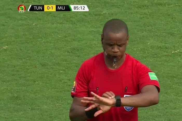 فضيحة تحكيمية ،، تونس تخسر أمام مالي بالبطولة الإفريقية FI6PCazWYAcOA0X