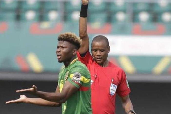 أول رد رسمي من الكاف على فضيحة تونس ومالي 98-161557-caf-tunisia-mali-referee_700x400