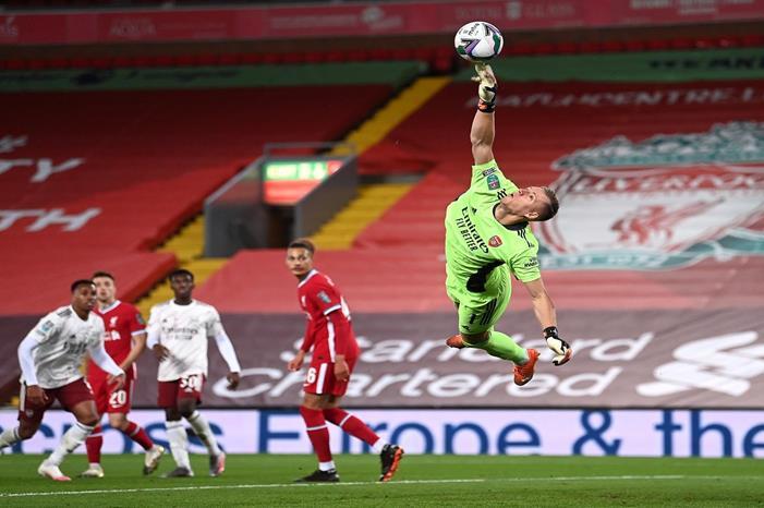 ليفربول يواجه أرسنال في ذهاب نصف نهائي كأس الرابطة الإنجليزية GettyImages-1277866401