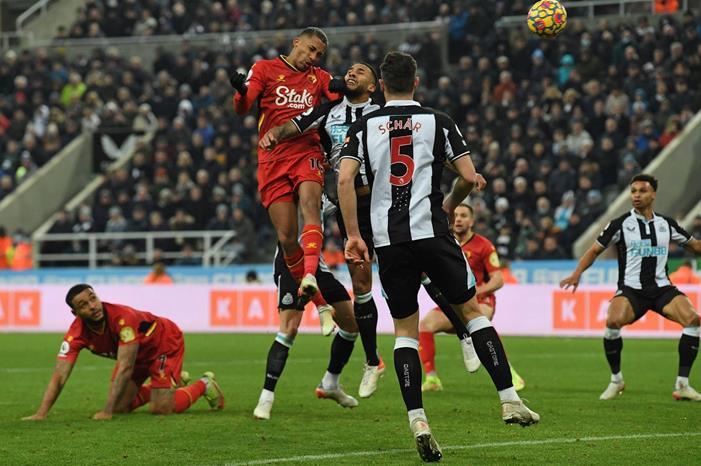 نيوكاسل يهدر الفوز أمام واتفورد 729