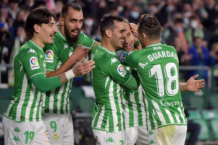 ريال بيتيس يعود إلى الانتصارات ويعزز مركزه الثالث FJadpImXMAAsLg7