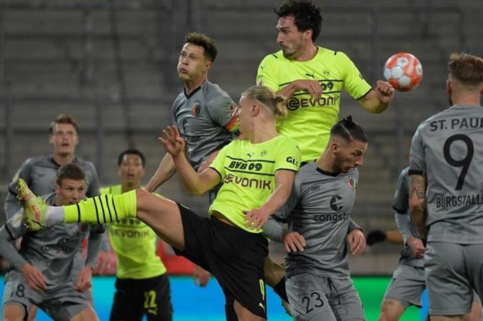 4115710-2022-01-18T202525Z_1052204842_UP1EI1I1KQCKD_RTRMADP_3_SOCCER-GERMANY-PAU-DOR-REPORT