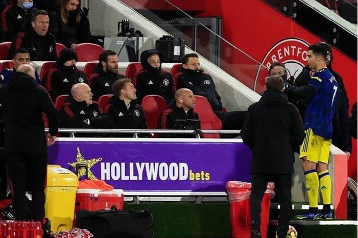 رونالدو يوجه رسالة لزملائه بعد ساعات من خروجه غاضبا من لقاء برينتفورد 61e91c734c59b774430cbc06