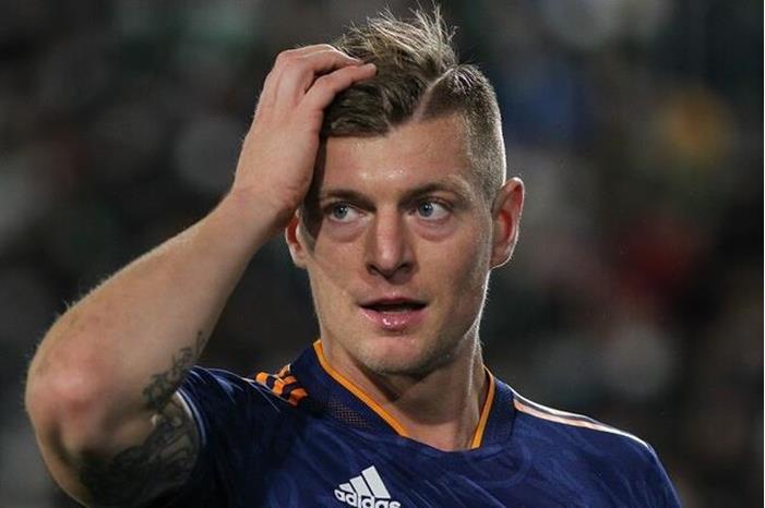 شاهد.. كروس يقع ضحية تحايل لاعب على الحكم! 61eb0aed4c59b737a16bac28