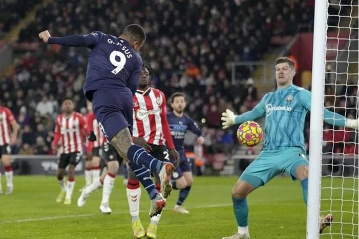 ساوثهامتون يوقف قطار انتصارات مانشستر سيتي 61ec672e4c59b750097e5a46