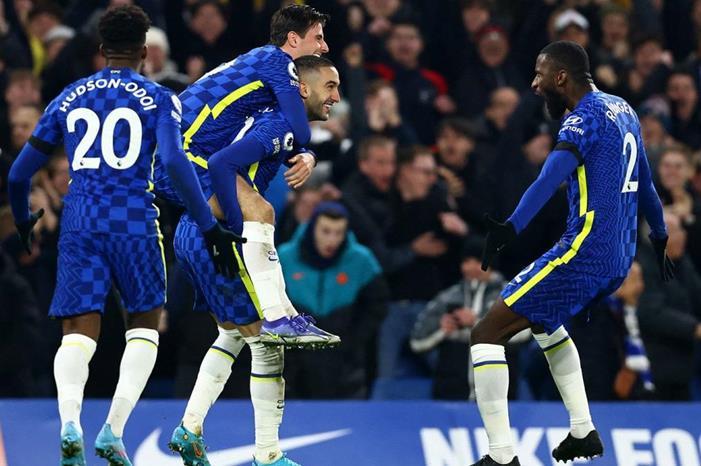 جماهير توتنهام تقذف مدافع تشيلسي بفتاحة زجاجات وقداحة Antonio-Rudiger-1200x675