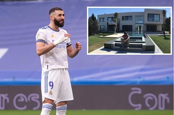 السطو على منزل كريم بنزيما خلال تواجده في مباراة ريال مدريد ضد إلتشي 61ee46764236046b3a43abea