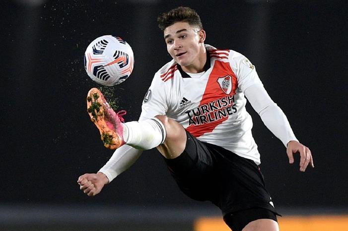 مانشستر سيتي يسبق كبار أوروبا إلى صفقة أرجنتينية Álvarez