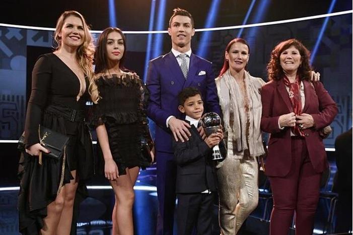 رونالدو يجعل والدته تجهش بالبكاء (فيديو) 61d2eda14236044b3e2d868d