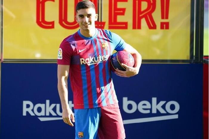 برشلونة يعلن إصابة توريس وبيدري بكورونا 61d3e62d4c59b71557756de6