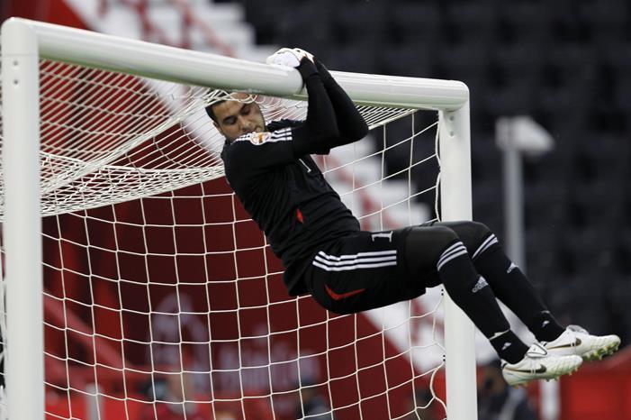 2011-01-13T120000Z_2004670574_LR2E71D14FM1P_RTRMADP_3_SOCCER-ASIAN