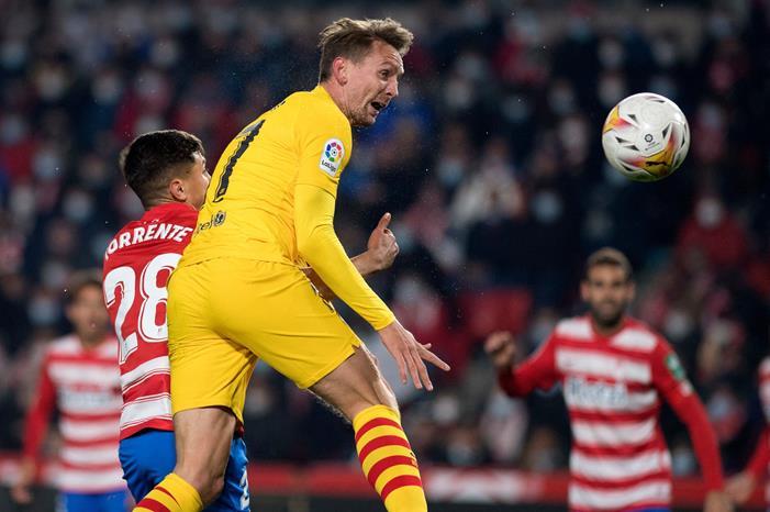 برشلونة يسقط في غرناطة  (صور) FImnb3RX0AIXuKy