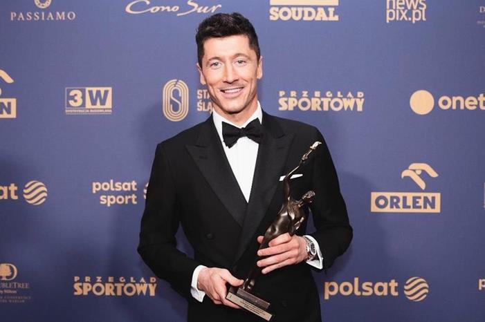 99111-ليفاندوسكى-بالجائزة