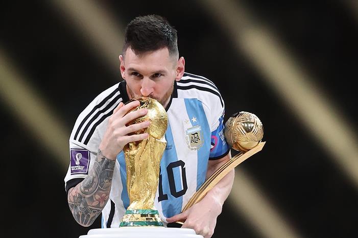 تصميم قميص ميسي الذهبي بعد فوزه بكأس العالم مع الأرجنتين.. صور messi12