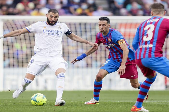 بنزيما يتحدى ليفاندوفسكي في التشكيلة المتوقعة للكلاسيكو GettyImages-1236134952