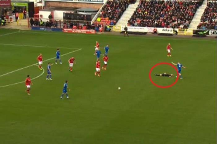 شاهد.. حادثة لا تتكرر كثيرا في ملاعب كرة القدم 63c3c1a24236040c686cc705