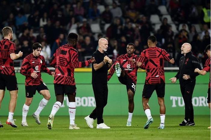 صورة: السعودية تستقبل ميلان بالورود 4490147-2022-10-30T192635Z_1044119820_UP1EIAU1I09KV_RTRMADP_3_SOCCER-ITALY-TOR-MIL-REPORT