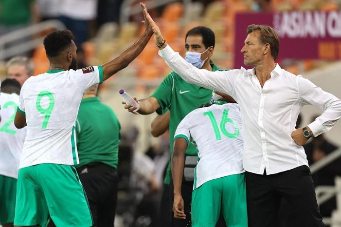 عرض جديد لمدرب منتخب السعودية 1