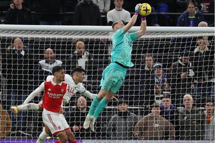 القبض على مشجع توتنهام بتهمة الاعتداء على رامسديل (فيديو) 63c7784b4c59b75ae002d49a