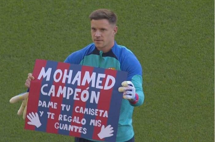 أعطني قميصك يا محمد .. لفتة انسانية من نجم برشلونة - فيديو main_image63b1e5252385f