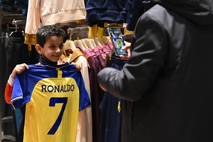 124-000713-cristiano-ronaldo-shirt-nasr-price-2